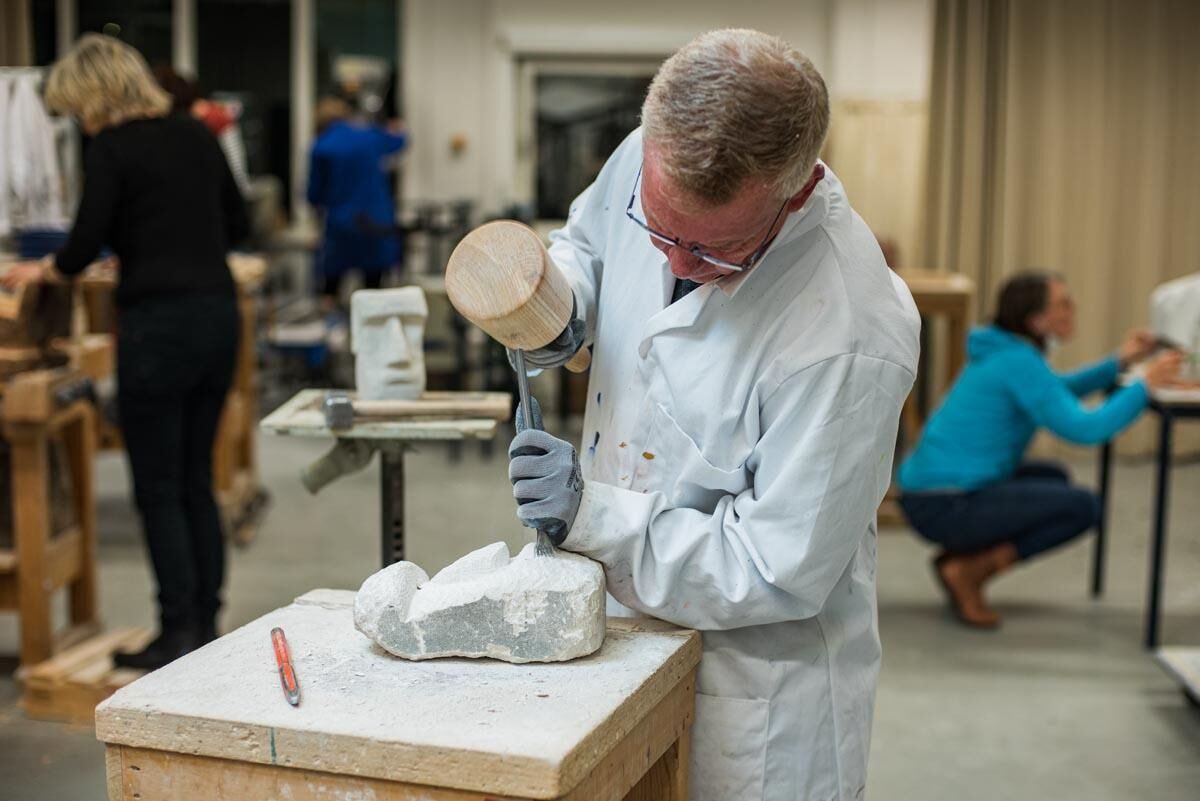 Beeldhouwen in gips en klei