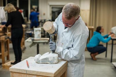 Beeldhouwen in gips en klei