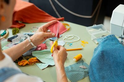 Knutselen tijdens de Cpunt Kledingruil