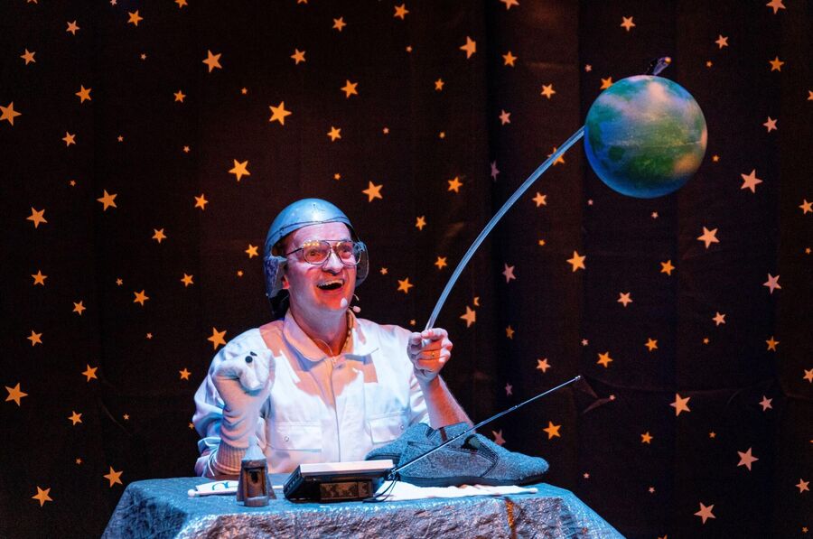 Meneer B. vliegt naar de Maan (4+)