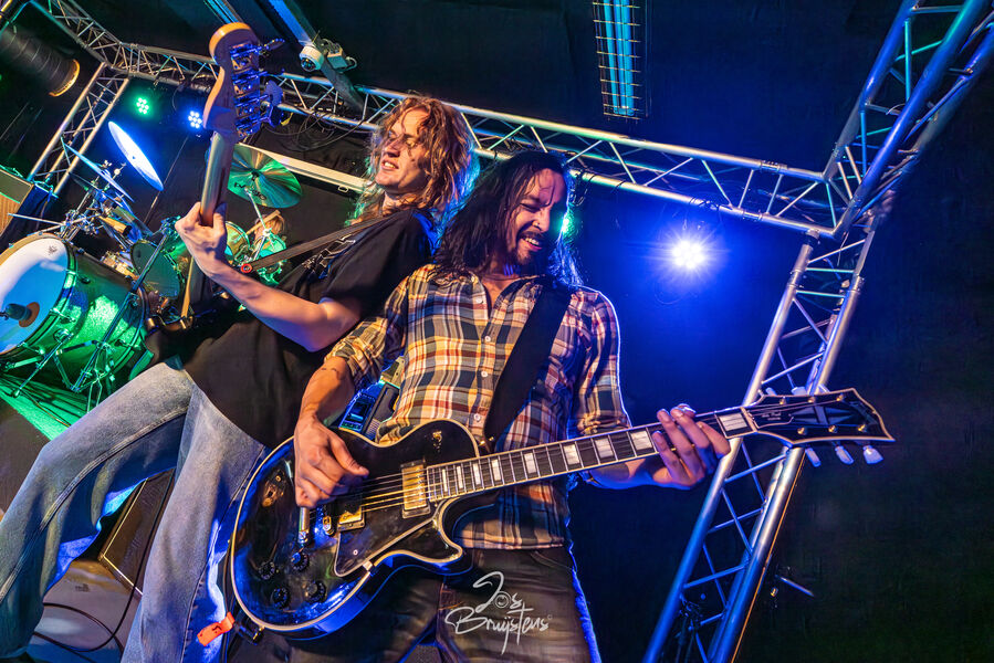 Monkey Wrench speelt Foo Fighters