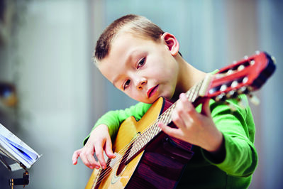 Muzieklab, instrumentenlessen: ukelele, gitaar, keyboard of djembé.