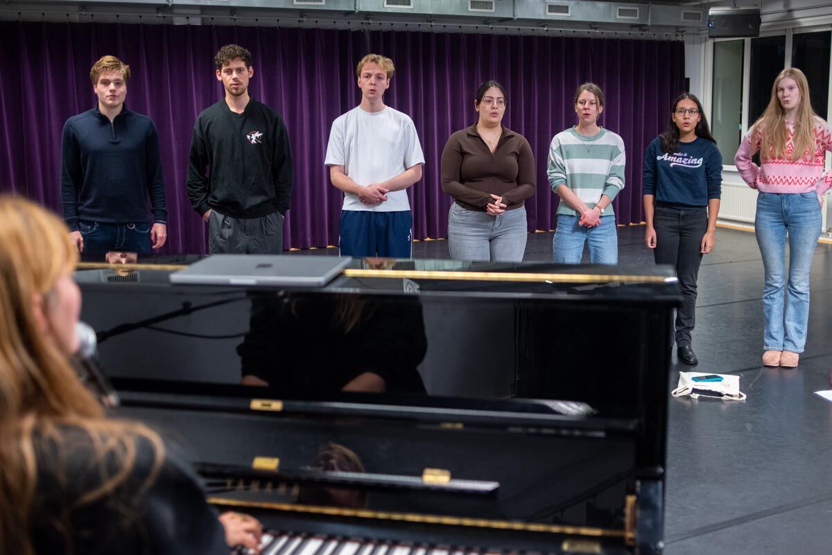 Popkoor C. Young vocals