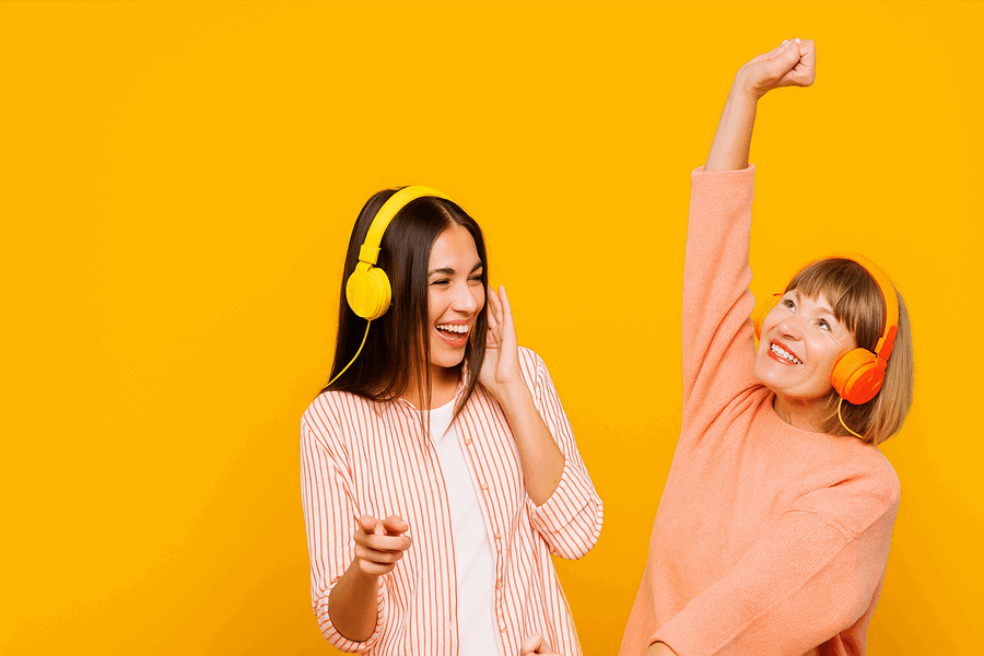 Twee vrouwen luisteren naar Muziekweb